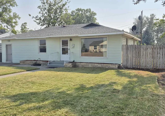1st image of 632 S Everett St, Kennewick, WA 99336 | MLS# 295685