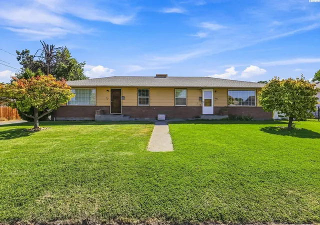 1st image of 503 And 503 1/2 Hillcrest St, Grandview, WA 98930 | MLS# 295514
