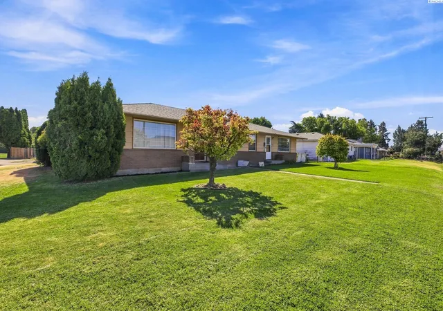 32nd image of 503 And 503 1/2 Hillcrest St, Grandview, WA 98930 | MLS# 295514