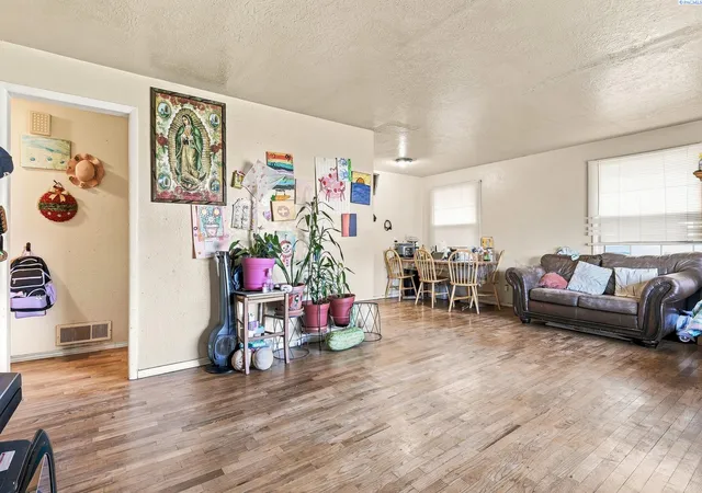 5th image of 503 And 503 1/2 Hillcrest St, Grandview, WA 98930 | MLS# 295514