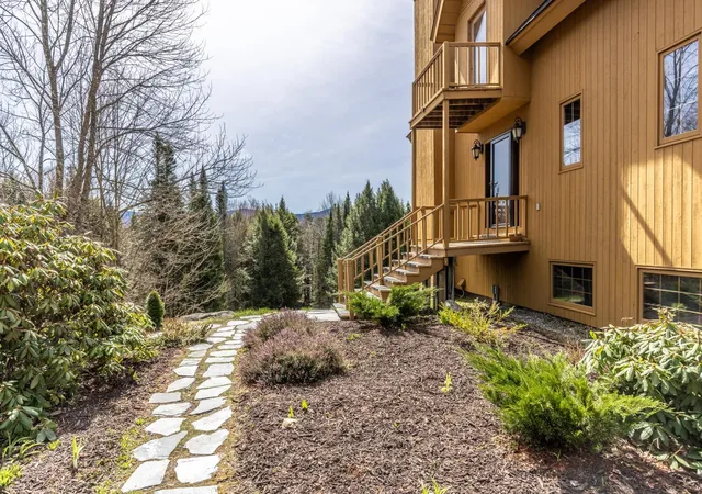 Photo 2 of Single family home for sale at 1117 Moulton Ln, Stowe, VT 05672 | MLS# 5086488 | Listing updated on 2026-09-03