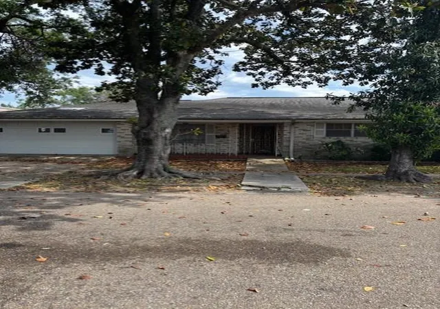 Photo 2 of House for sale at 305 Lilac St, Metairie, LA 70005 | MLS# 2504034 | Listing updated on 2026-08-20