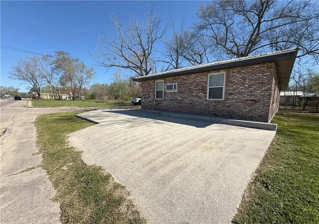 Photo 3 of Multi family home for sale at 800 E 5th St, Bogalusa, LA 70427 | MLS# 2519725 | Listing updated on 2026-08-16