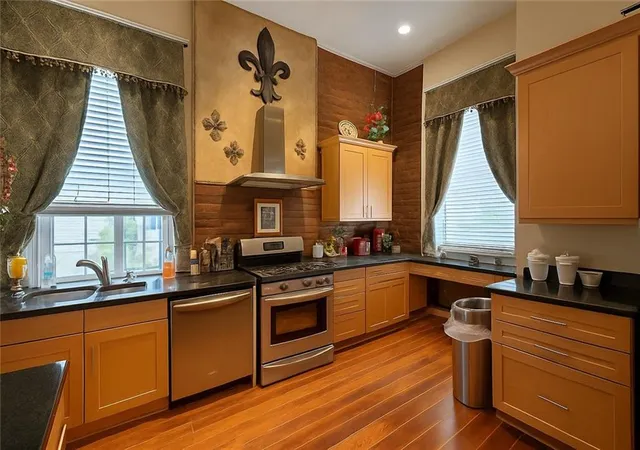 Listing Photo 5 - Condo for sale in building located at 1061 Camp St, New Orleans, LA 70130 - Unit #E