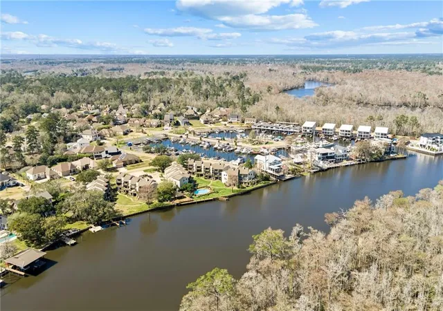 2nd image of 106 Tchefuncte Oaks Dr, Mandeville, LA 70471