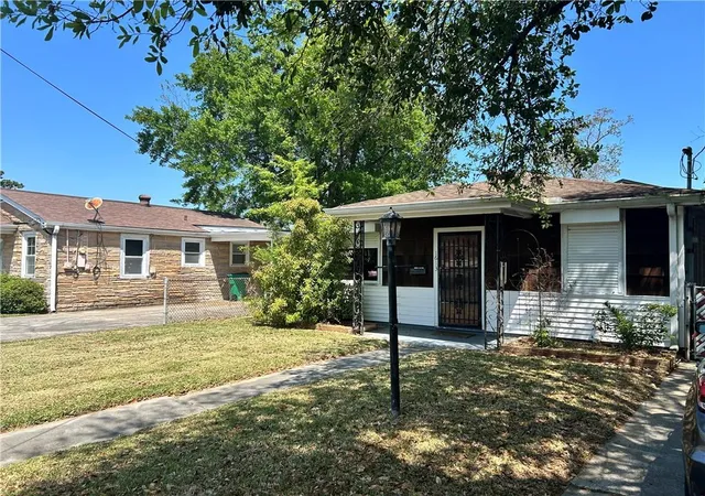 Photo 2 of Single family home for sale at 1613 Stafford St, Gretna, LA 70053 | MLS# 2546653 | Listing updated on 2026-08-13