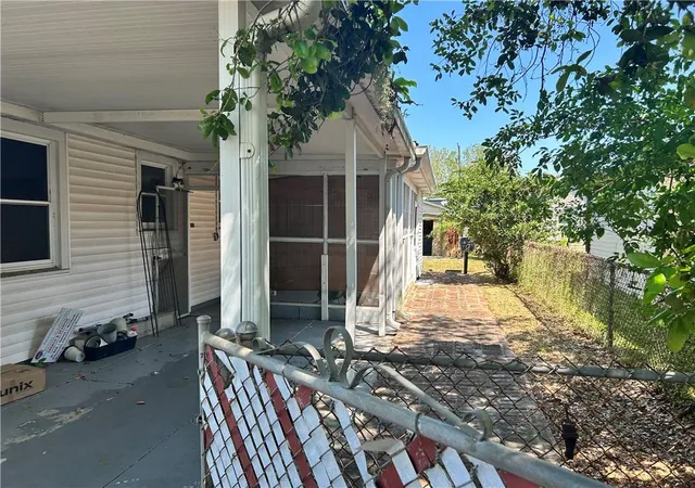 Photo 3 of Single family home for sale at 1613 Stafford St, Gretna, LA 70053 | MLS# 2546653 | Listing updated on 2026-08-13