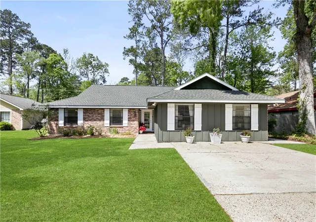 Photo 1 of Single family home for sale at 516 Woodridge Blvd, Mandeville, LA 70471 | MLS# 2549832 | Listing updated on 2026-08-24