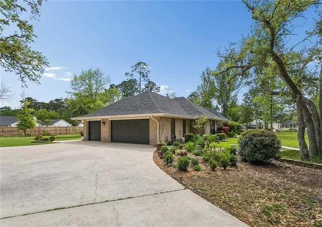 Photo 2 of Sale Pending at 122 Rue De La Paix, Slidell, LA 70461 | MLS# 2550370 | Listing updated on 2026-08-12