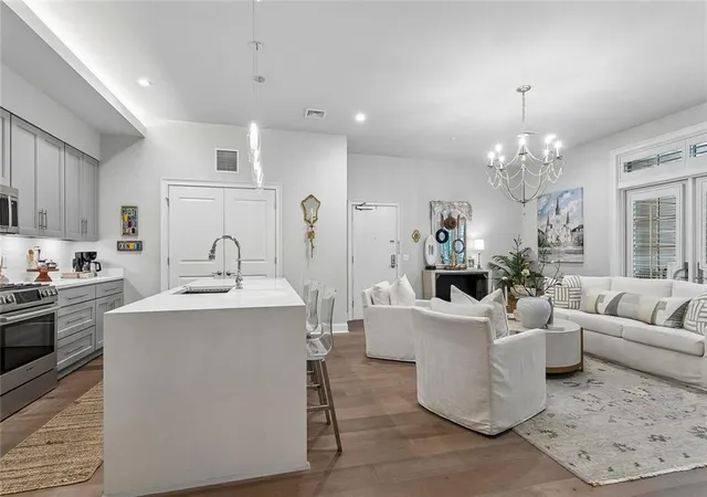 Photo 4 of Condo for sale at 731 St Charles Ave #413, New Orleans, LA 70130 | MLS# 2551381 | Listing updated on 2026-08-24