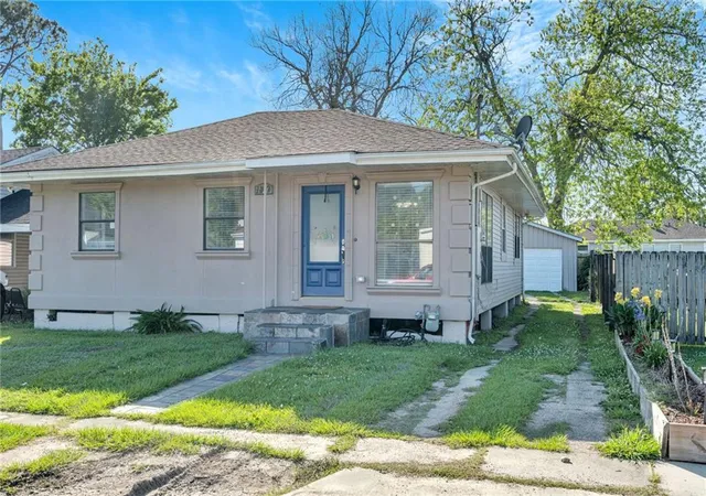 2nd image of 1012 Center St, Arabi, LA 70032 | MLS# 2552105