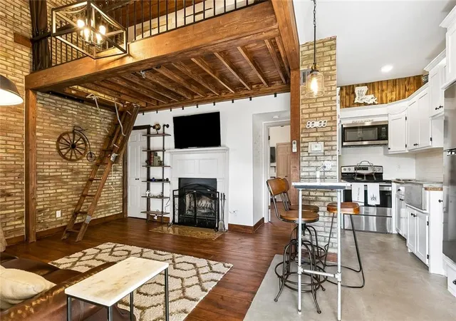 Listing Photo 4 - Condo for sale in building located at 2338 Magazine St, New Orleans, LA 70130 - Unit #9