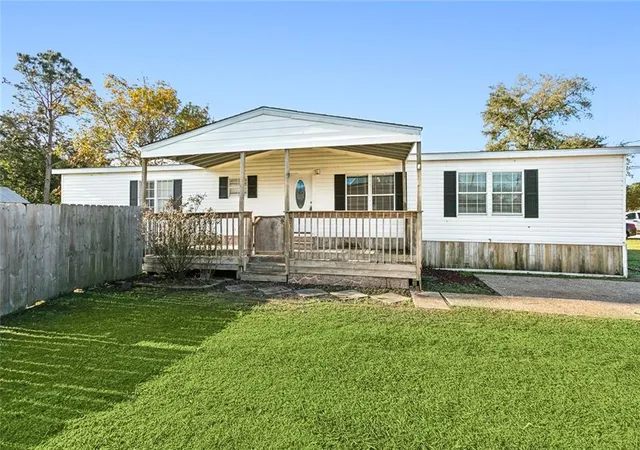 Photo 1 of Single family home for sale at 122 Forest Dr, Belle Chasse, LA 70037 | MLS# 2553414 | Listing updated on 2026-08-19