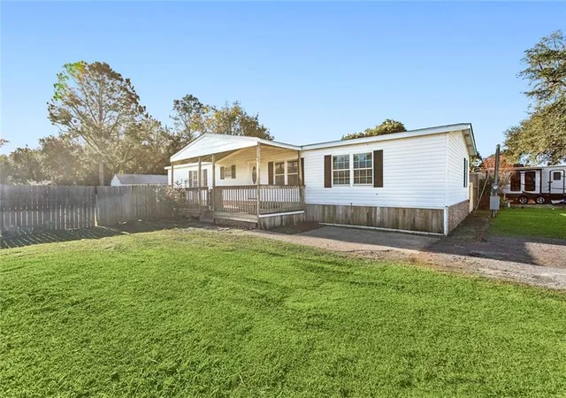 Photo 2 of Single family home for sale at 122 Forest Dr, Belle Chasse, LA 70037 | MLS# 2553414 | Listing updated on 2026-08-19