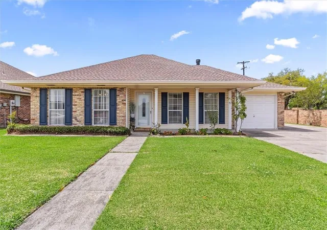 Photo 1 of Single family home for sale at 2 Cobblestone W, Houma, LA 70360 | MLS# 2554046 | Listing updated on 2026-08-19