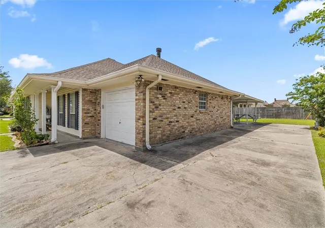 Photo 2 of Single family home for sale at 2 Cobblestone W, Houma, LA 70360 | MLS# 2554046 | Listing updated on 2026-08-19
