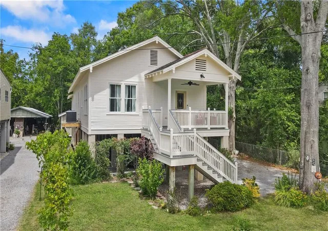 Photo 3 of Single family home for sale at 406 Carroll St, Mandeville, LA 70448 | MLS# 2553648 | Listing updated on 2026-08-12
