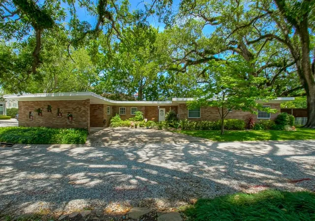 Photo 1 of Single family home for sale at 2 Shadow Ln, Metairie, LA 70005 | MLS# 2556387 | Listing updated on 2026-08-09