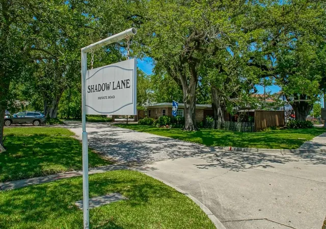 Photo 3 of Single family home for sale at 2 Shadow Ln, Metairie, LA 70005 | MLS# 2556387 | Listing updated on 2026-08-09
