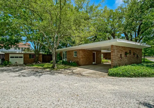 Photo 3 of Single family home for sale at 2 Shadow Ln, Metairie, LA 70005 | MLS# 2556387 | Listing updated on 2026-08-09