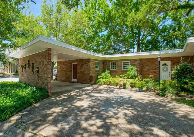 Photo 4 of Single family home for sale at 2 Shadow Ln, Metairie, LA 70005 | MLS# 2556387 | Listing updated on 2026-08-09