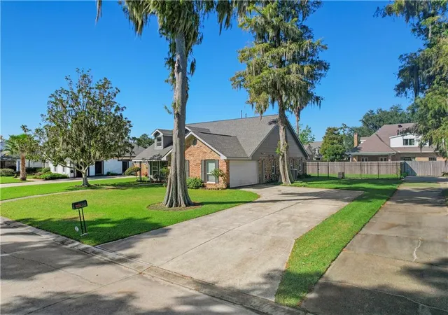 Photo 2 of Sale Pending at 31 E Woodlawn Dr, Destrehan, LA 70047 | MLS# 2556131 | Listing updated on 2026-08-10