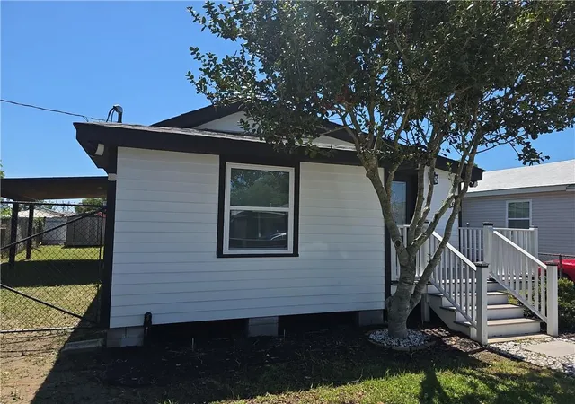 Photo 3 of Sale Pending at 216 8th Street, Bridge City, LA 70094 | MLS# 2556674 | Listing updated on 2026-08-24