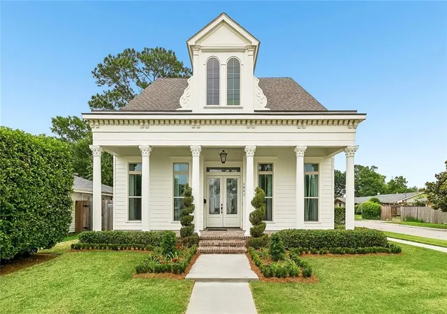 Photo 1 of Single family home for sale at 1801 Ridgelake Dr, Metairie, LA 70001 | MLS# 2557393 | Listing updated on 2026-08-10
