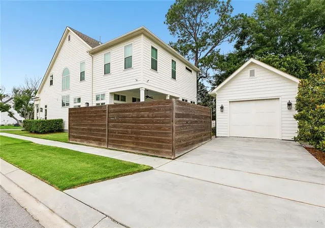 Photo 3 of Single family home for sale at 1801 Ridgelake Dr, Metairie, LA 70001 | MLS# 2557393 | Listing updated on 2026-08-10