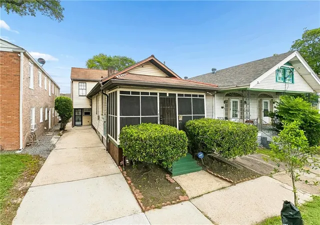 Photo 1 of Single family home for sale at 8607 S Claiborne Ave, New Orleans, LA 70118 | MLS# 2559493 | Listing updated on 2026-08-13