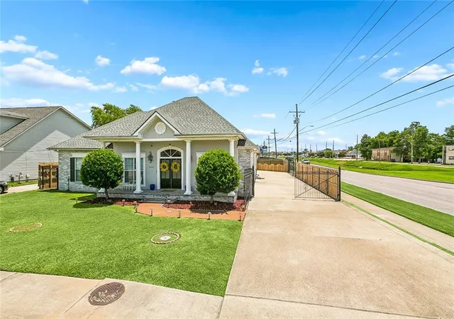 Photo 2 of Single family home for sale at 3504 Connecticut Ave, Kenner, LA 70065 | MLS# 2559658 | Listing updated on 2026-08-24