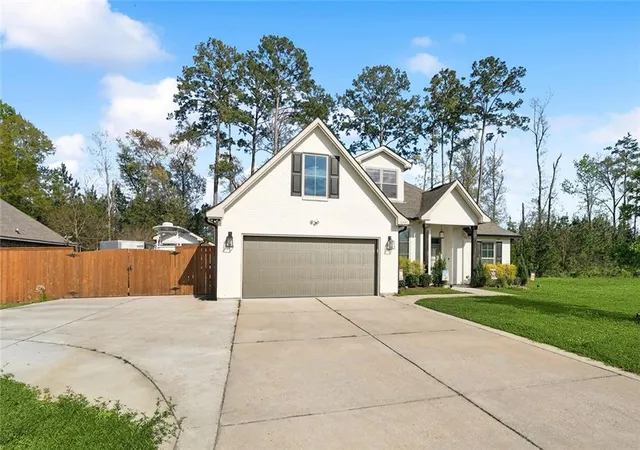 Photo 2 of Single family home for sale at 644 English Oak Dr, Madisonville, LA 70447 | MLS# 2560683 | Listing updated on 2026-08-10