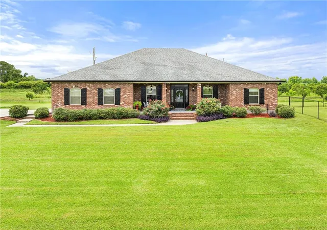 Photo 1 of Single family home for sale at 180 Pelican Pl, Belle Chasse, LA 70037 | MLS# 2561434 | Listing updated on 2026-08-23