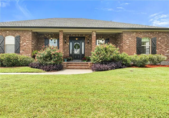 Photo 2 of Single family home for sale at 180 Pelican Pl, Belle Chasse, LA 70037 | MLS# 2561434 | Listing updated on 2026-08-23