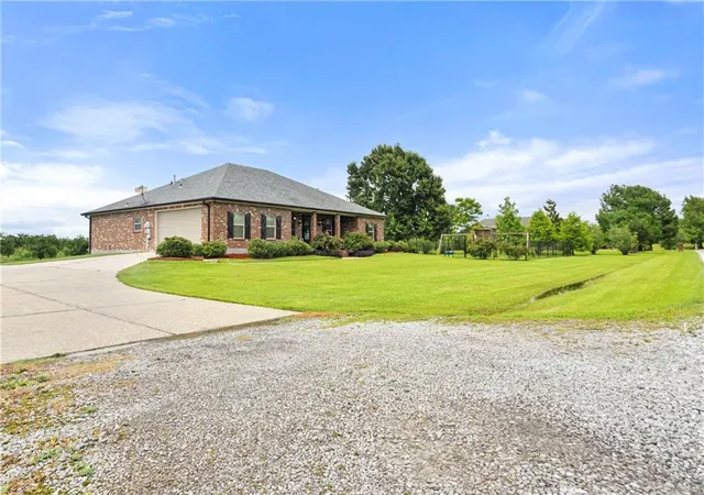 Photo 2 of Single family home for sale at 180 Pelican Pl, Belle Chasse, LA 70037 | MLS# 2561434 | Listing updated on 2026-08-23