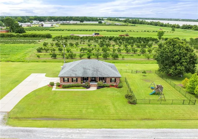 Photo 3 of Single family home for sale at 180 Pelican Pl, Belle Chasse, LA 70037 | MLS# 2561434 | Listing updated on 2026-08-23