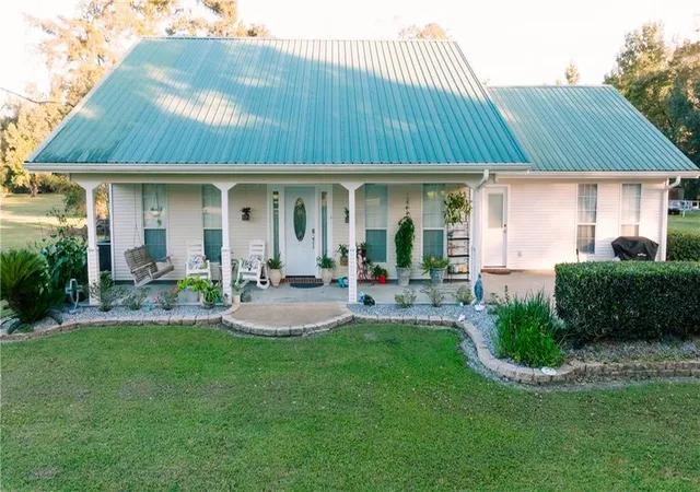 Photo 1 of Single family home for sale at 513 E Bayou Rd, Belle Chasse, LA 70037 | MLS# 2560232 | Listing updated on 2026-08-11