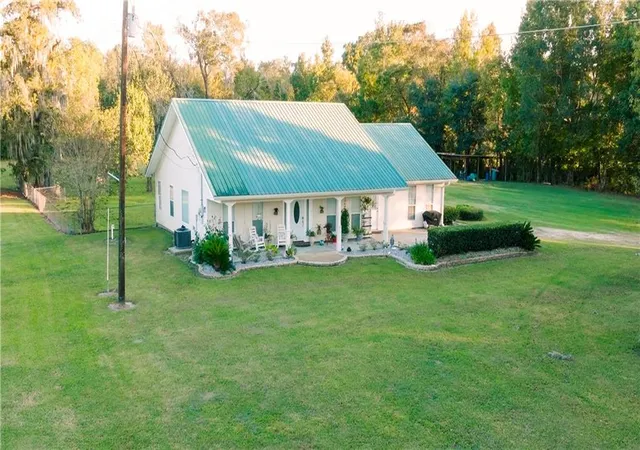 Photo 2 of Single family home for sale at 513 E Bayou Rd, Belle Chasse, LA 70037 | MLS# 2560232 | Listing updated on 2026-08-11