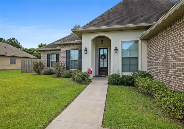 Photo 2 of Single family home for sale at 137 Marionbelle Dr, Ponchatoula, LA 70454 | MLS# 2561964 | Listing updated on 2026-08-25
