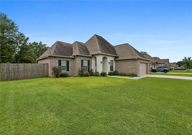 Photo 2 of Single family home for sale at 137 Marionbelle Dr, Ponchatoula, LA 70454 | MLS# 2561964 | Listing updated on 2026-08-25
