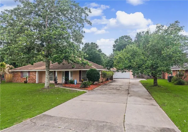 Photo 3 of Single family home for sale at 202 Governors Ct, Mandeville, LA 70448 | MLS# 2561373 | Listing updated on 2026-08-25