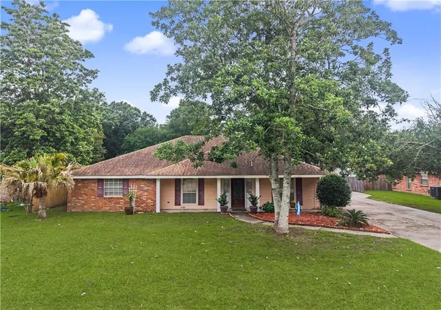 Photo 3 of Single family home for sale at 202 Governors Ct, Mandeville, LA 70448 | MLS# 2561373 | Listing updated on 2026-08-25