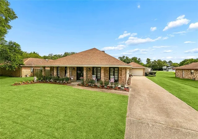 Photo 2 of Single family home for sale at 112 Langridge Dr, Belle Chasse, LA 70037 | MLS# 2562524 | Listing updated on 2026-08-18