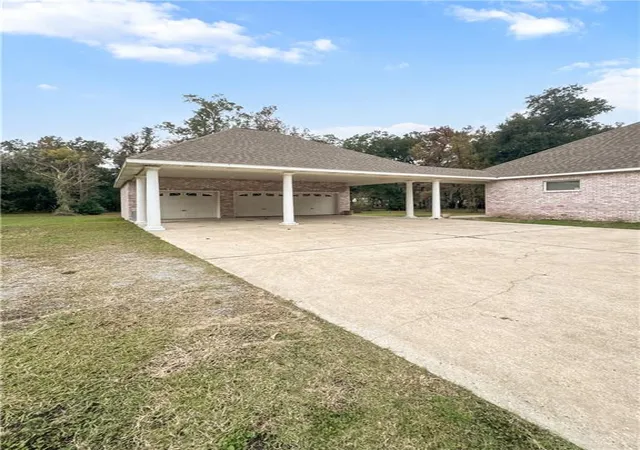 Photo 2 of Single family home for sale at 5450 Barataria Blvd, Marrero, LA 70072 | MLS# 2562955 | Listing updated on 2026-08-24