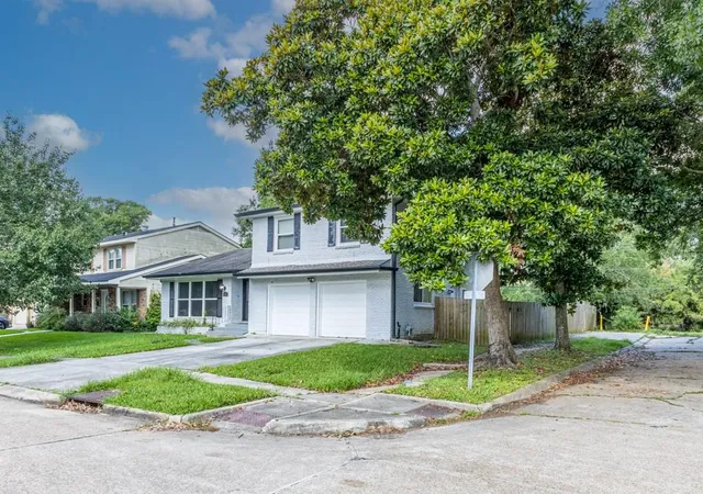 Photo 3 of Single family home for sale at 400 Westmeade Dr, Gretna, LA 70056 | MLS# 2564074 | Listing updated on 2026-08-20