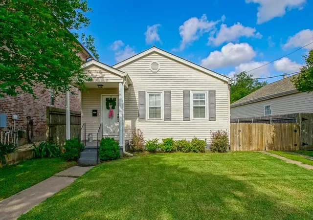 Photo 1 of Single family home for sale at 704 Metairie Lawn Dr, Metairie, LA 70001 | MLS# 2564040 | Listing updated on 2026-09-27
