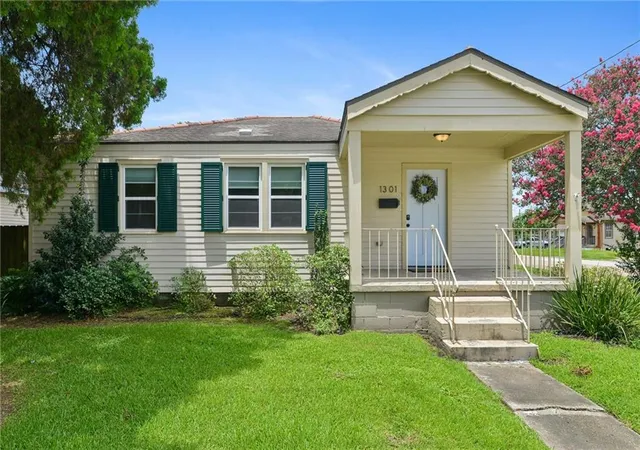 Photo 1 of Single family home for sale at 1301 Franklin Ave, Gretna, LA 70053 | MLS# 2564200 | Listing updated on 2026-08-12