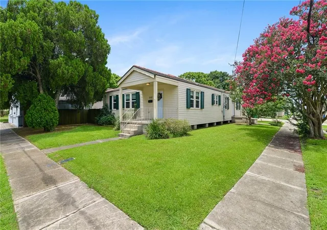 Photo 3 of Single family home for sale at 1301 Franklin Ave, Gretna, LA 70053 | MLS# 2564200 | Listing updated on 2026-08-12