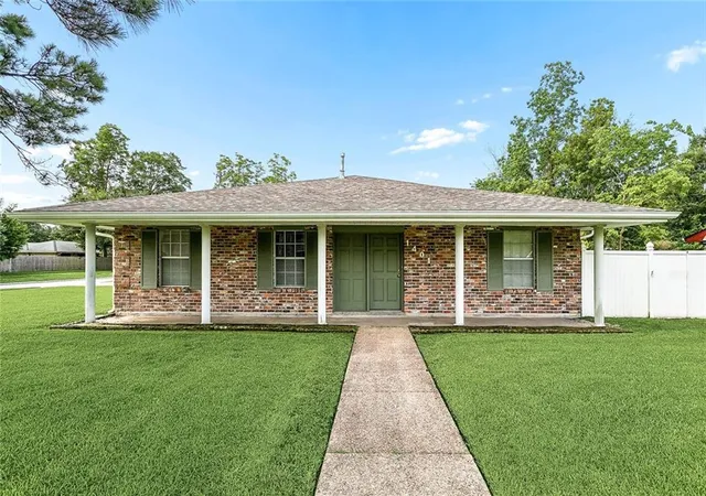 Photo 1 of Single family home for sale at 1401 W Hall Ave, Slidell, LA 70460 | MLS# 2565004 | Listing updated on 2026-08-19