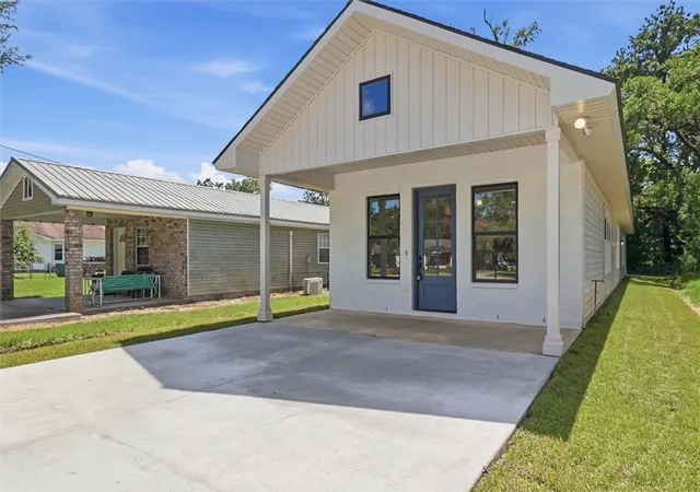 Photo 1 of Single family home for sale at 657 S 2nd Street, Ponchatoula, LA 70454 | MLS# 2565461 | Listing updated on 2026-08-13